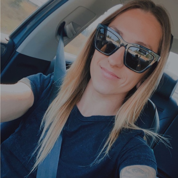 MEET YOUR POSHER - Picture 2 of 2